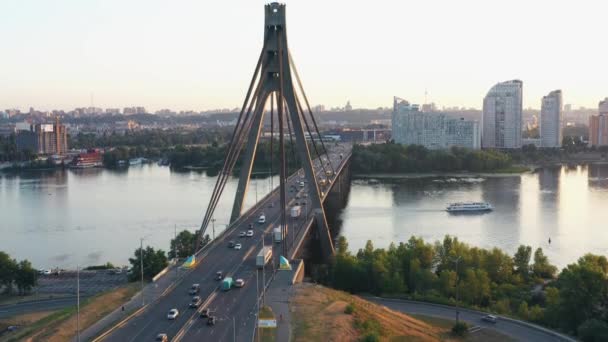 夜晚或早晨横越城市河流的桥 从无人机上看到慢慢下降 — 图库视频影像