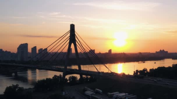 Міський Міст Річковим Мостом Помірним Автомобільним Рухом Вечірнє Сонце — стокове відео