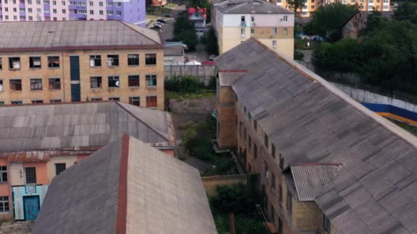 Sie Fliegen Über Dächer Alter Verlassener Gebäude Luftaufnahme Von Der — Stockvideo