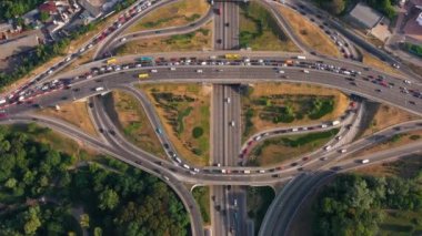 Trafik sıkışıklığı olan otoban manzarası. Nehirli şehir manzarası.