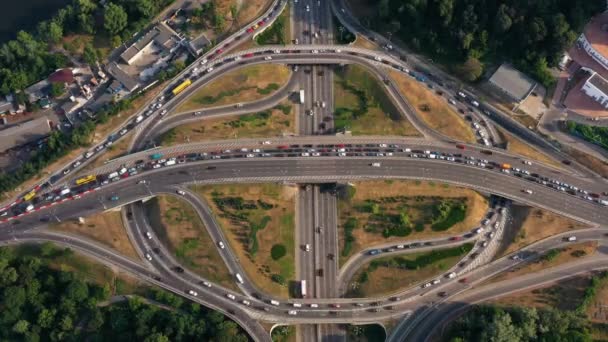 Mehrere Autobahnen Mit Stau Und Mäßigem Autoverkehr Luftaufnahme Zeitraffer — Stockvideo