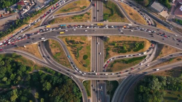 Luftaufnahme Von Autobahnen Mit Stau Stadtbild Mit Fluss — Stockvideo