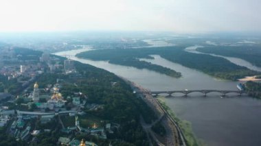Kiev şehrinin nehir ve kilise manzaralı havadan görünüşü. Köprü ile manzara.