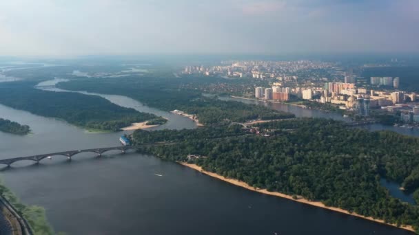 一座城市河桥的空中全景 基辅夏季的无人机视图 — 图库视频影像