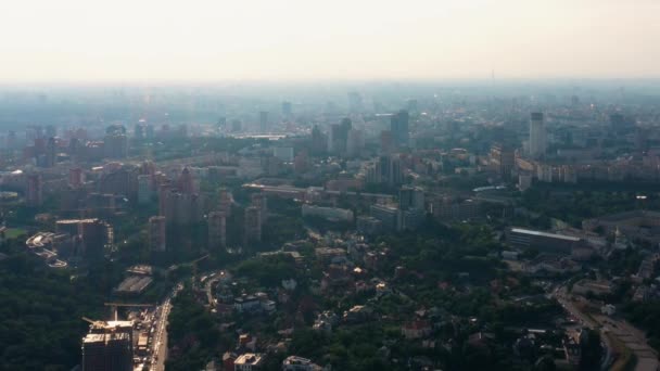 Şehir Manzarasının Insansız Hava Aracı Görüntüsü Sıcak Yaz Günü — Stok video