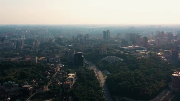 Otobanda Araba Trafiği Olan Şehirlerin Insansız Hava Aracı Görüntüsü Yukarıdan — Stok video