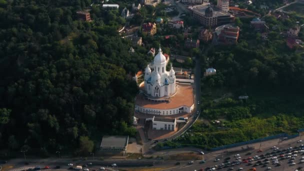 Εναέρια Άποψη Κορυφή Του Λευκού Ορθόδοξη Εκκλησία Amoung Πράσινα Δέντρα — Αρχείο Βίντεο