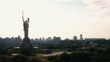 Anavatanı olan Kyiv şehri manzarası. Akşam gün batımı gökyüzü.