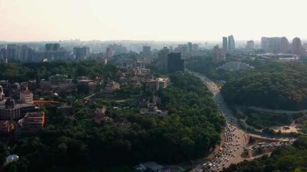 Drönare Utsikt Över Kiev Stadsbilden Sommardagen Trafikstockning Motorvägen Många Gröna — Stockvideo