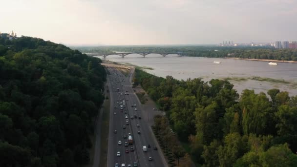 ドニエプル川近くのキエフ高速道路 夕方夏の日 ドローンからの空中風景 — ストック動画