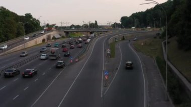 Kyiv, Ukrayna - 29.07.2020: Ilımlı otoyol trafiği olan çok şeritli otoyol manzarası. Sabah otoyol.