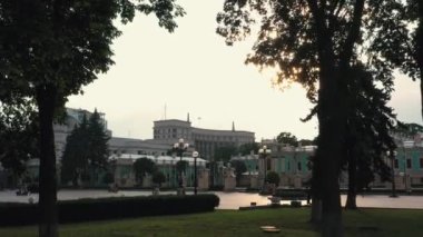 Mariinskyi Sarayı yakınlarındaki Kyiv 'de bir yaz akşamı meydanı. Başkan konut binası.