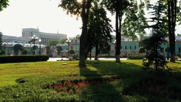Parque Verão Perto Residência Presidente Kiev Gramado Grama Árvores Sob — Vídeo de Stock