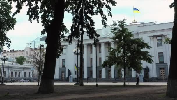 Κοινοβουλευτικό Κτίριο White Verkhovna Rada Στο Κίεβο Κυματιστή Ουκρανική Σημαία — Αρχείο Βίντεο