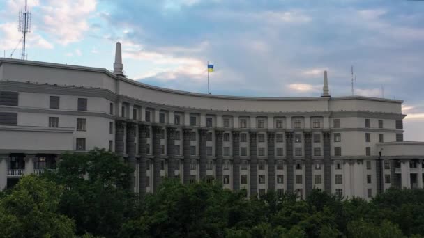 Здание Правительства Украины Размахивание Украинским Флагом Зеленые Деревья — стоковое видео