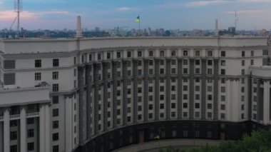 Ukrayna Hükümet Binası 'nın önünde sallanan bayrak. Kyiv şehir manzarası.