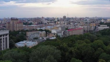 Kyiv şehrinin hava panoramik manzarası. Yeşil yaz ağaçları.