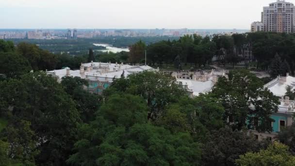 ウクライナのMariinskyi宮殿大統領官邸ビルの空中ビュー キエフの街並み — ストック動画