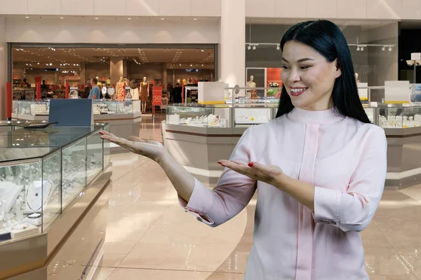 Gelukkige Glimlachende Aziatische Vrouw Die Met Beide Handen Reclame Kopieerruimte — Stockfoto