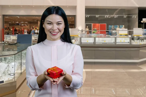Gülümseyen Esmer Asyalı Kadın Sana Iki Eliyle Kırmızı Bir Hediye — Stok fotoğraf