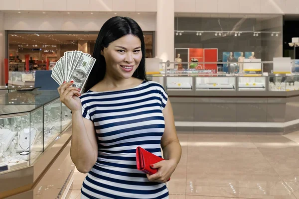 Gülümseyen Genç Asyalı Kadın Kırmızı Cüzdanın Dolar Hayranı Arka Planda — Stok fotoğraf