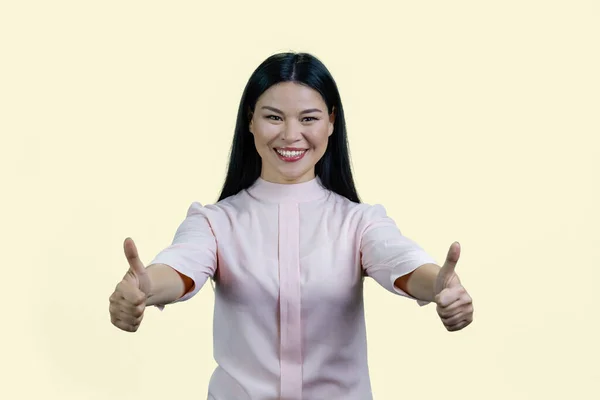 Молодая Счастливая Жизнерадостная Азиатская Бизнесвумен Подает Большие Пальцы Изолированные Белом — стоковое фото