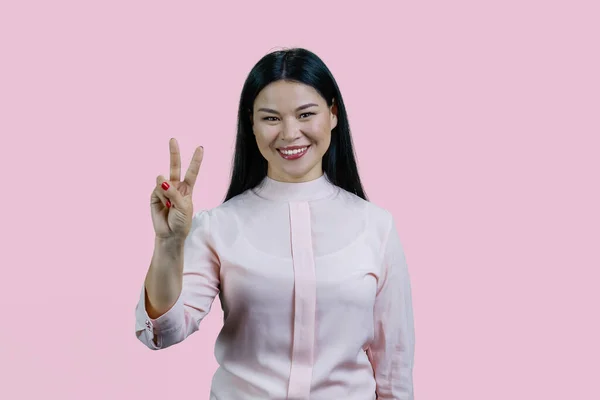 Mutlu Asyalı Kadın Zafer Işareti Gösteriyor Şaret Orta Parmaklar Soluk — Stok fotoğraf