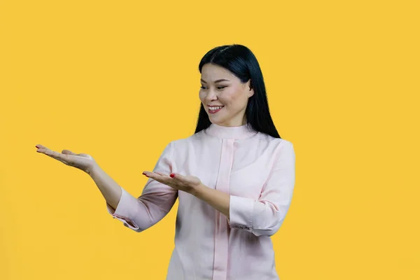 Mutlu Genç Asyalı Kadın Iki Eliyle Fotokopi Alanını Sunuyor Sarı — Stok fotoğraf