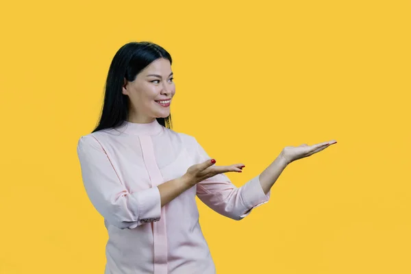 Mutlu Genç Asyalı Kadın Iki Eliyle Fotokopi Alanını Sunuyor Sarı — Stok fotoğraf