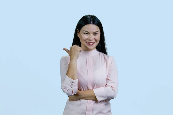 Mutlu Asyalı Kadın Portresi Baş Parmağıyla Işaret Ediyor Pastel Mavi — Stok fotoğraf
