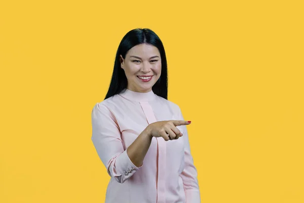Mutlu Asyalı Kadın Portresi Fotokopi Alanını Gösteriyor Sarı Arkaplanda Izole — Stok fotoğraf