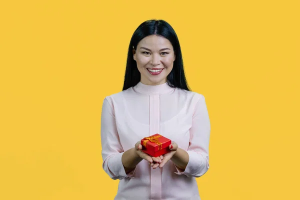 Mutlu Gülümseyen Asyalı Kadının Portresi Iki Elinde Hediye Kutusu Tutuyordu — Stok fotoğraf