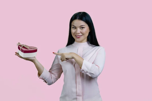 모양의 상자를 가리키며 아시아인 여성의 초상화 분홍빛 배경에 고립됨 — 스톡 사진