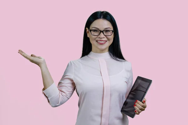 Gözlüklü Zeki Asyalı Kadın Elinde Tablet Bilgisayar Reklam Alanı Tutuyor — Stok fotoğraf