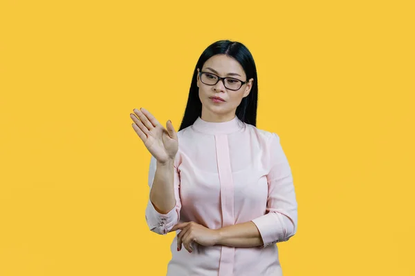 Genç Asyalı Kadını Yenilmez Bir Dokunmatik Ekranı Aşırıyor Sarı Arkaplan — Stok fotoğraf