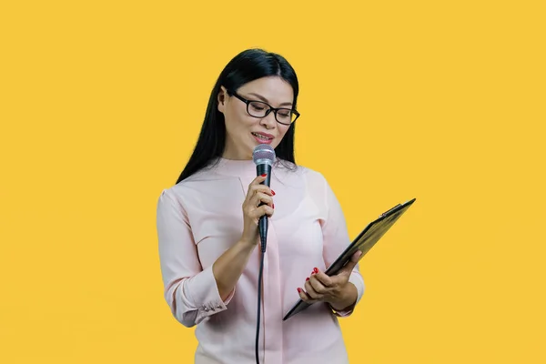 Mulher Negócios Está Fazer Discurso Com Microfone Prancheta Isolado Sobre — Fotografia de Stock