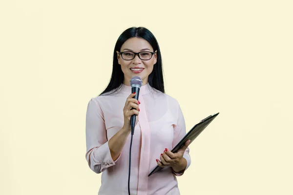 Kadını Mikrofonla Konuşma Yapıyor Pastel Sarıda Izole Edilmiş — Stok fotoğraf