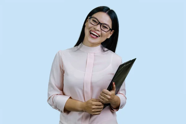 Giovane Asiatica Ridente Donna Occhiali Con Appunti Isolato Blu Pallido — Foto Stock