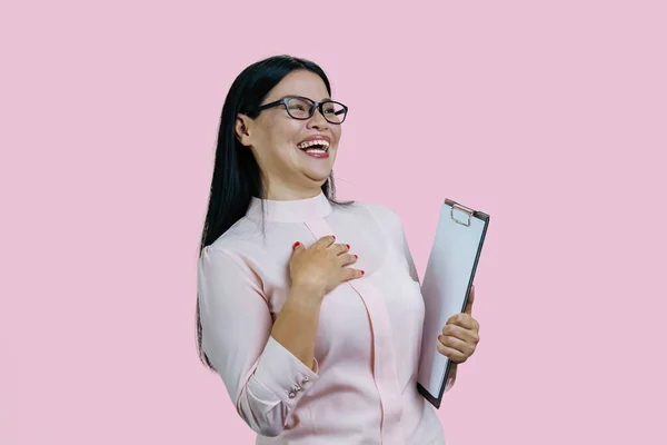 Joven Mujer Negocios Asiática Gafas Sujetando Portapapeles Riendo Muy Duro —  Fotos de Stock