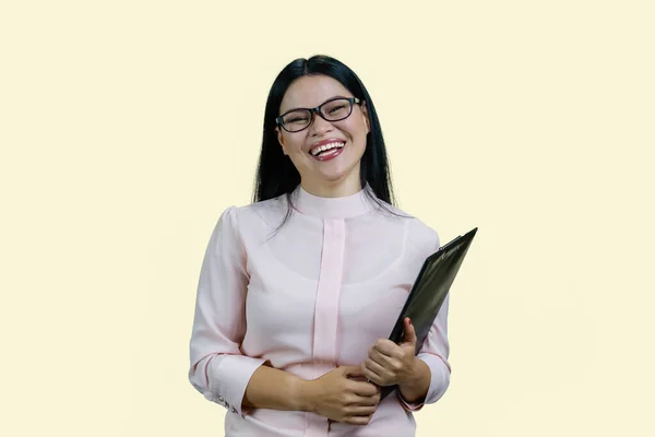 Портрет Счастливой Веселой Азиатской Деловой Женщины Планшетом Тяжело Смеется Изолированный — стоковое фото