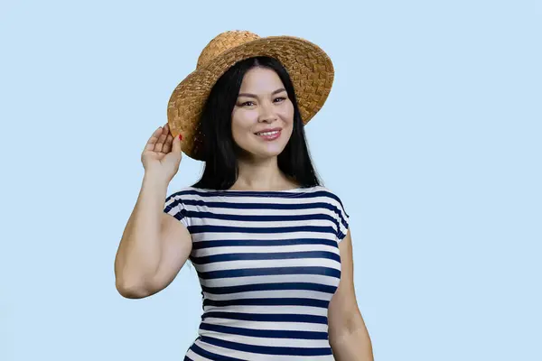 지푸라기 모자를 아름다운 아시아 여자의 하늘색으로 고립되다 — 스톡 사진