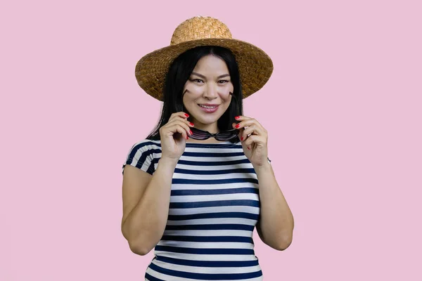 Ritratto Giovane Turista Asiatica Cappello Paglia Indossa Occhiali Sole Isolato — Foto Stock