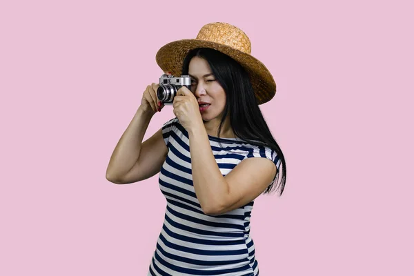Young Brunette Asian Female Tourist Taking Photo Retro Photo Camera — Stock Photo, Image