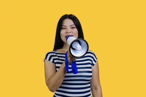 年轻的亚洲女人用扩音器说话 在黄色上被隔离 — 图库照片