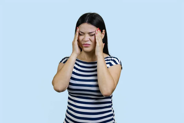 Mujer Asiática Estresada Está Tocando Sus Sienes Aislado Azul Pálido — Foto de Stock