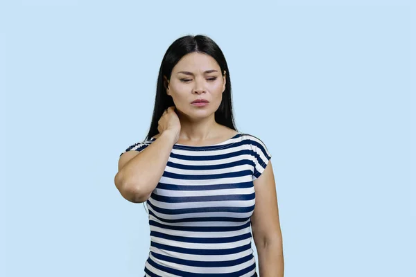 Joven Mujer Morena Asiática Está Sufriendo Dolor Cuello Aislado Azul — Foto de Stock