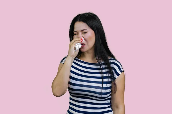 Enfermo Asiático Joven Morena Mujer Sneesing Hankerchief Aislado Sobre Fondo — Foto de Stock