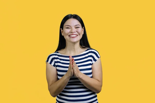 Приятная Привлекательная Азиатка Улыбающаяся Держась Руки Молитвенный Жест Стоя Желтом — стоковое фото