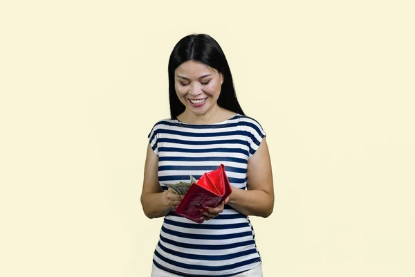 Молодая Азиатка Кладет Деньги Бумажник Изолированный Желтом Фоне Пастели — стоковое фото