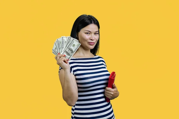 Aziatische Vrouw Toont Fan Van Dollarbiljetten Staande Gele Achtergrond — Stockfoto